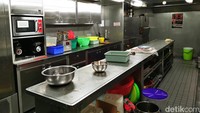 Penampakan dapur di KRI Bima Suci. Foto: Eduardo Simorangkir