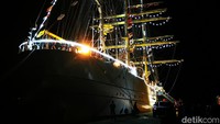 KRI Bima Suci bersandar di pelabuhan Ternate. Masyarakat umum diizinkan untuk mengunjungi kapal latih taruna angkatan laut ini secara gratis. Foto: Eduardo Simorangkir