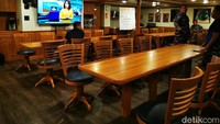 Ini adalah ruang makan yang terletak di lantai bawah kapal. Foto: Eduardo Simorangkir