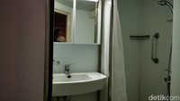 Di dalam kamar juga ada toilet yang bisa dipakai mandi. Foto: Eduardo Simorangkir