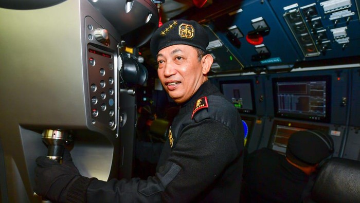 KSAL Laksamana Yudo Margono Sematkan Brevet Hiu Kencana ke Kapolri Jenderal Listyo Sigit Prabowo.