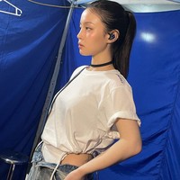 Pada Sabtu (26/11/2022), Lee Hi mengunggah foto-fotonya memakai kaos putih dengan detail serutan yang menyerupai bentuk underwear. Foto: dok. Instagram @leehi_hi