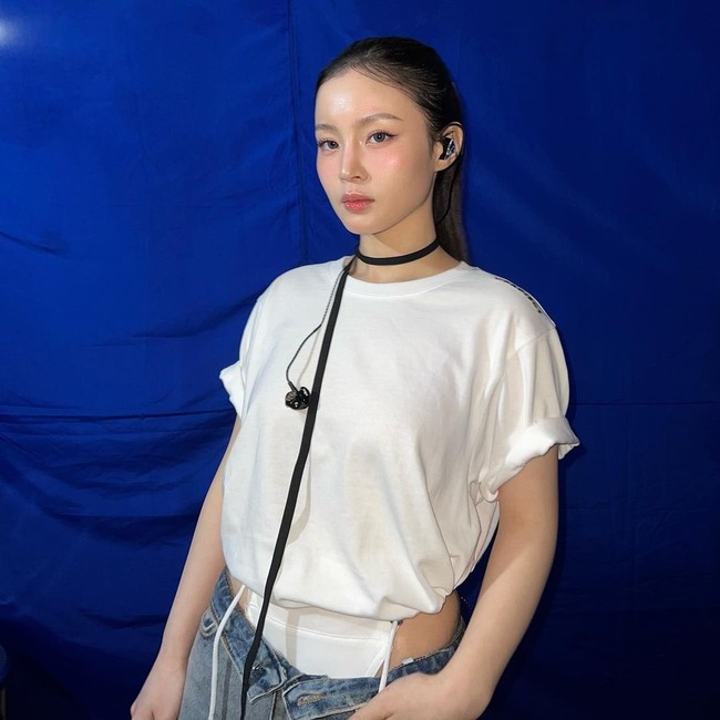 Sejumlah netizen Korea menilai penampilannya terlihat aneh dan berkomentar, “Aku pikir itu celana dalam,” “Itu sebesar topeng,” “Gayanya terlihat canggung.” Foto: dok. Instagram @leehi_hi