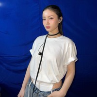 Sejumlah netizen Korea menilai penampilannya terlihat aneh dan berkomentar, “Aku pikir itu celana dalam,” “Itu sebesar topeng,” “Gayanya terlihat canggung.” Foto: dok. Instagram @leehi_hi