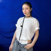 Solois Korea Lee Hi mencuri perhatian dengan penampilannya saat manggung di Vietnam. Foto: dok. Instagram @leehi_hi