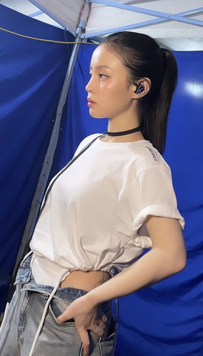 Namun tak sedikit pula netizen Korea yang memuji gaya berpakaian penyanyi 26 tahun itu. “Dia terlihat bagus dengan semua gaya,” “Entah bagaimana dia terlihat keren.” Foto: dok. Instagram @leehi_hi