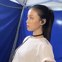 Namun tak sedikit pula netizen Korea yang memuji gaya berpakaian penyanyi 26 tahun itu. “Dia terlihat bagus dengan semua gaya,” “Entah bagaimana dia terlihat keren.” Foto: dok. Instagram @leehi_hi