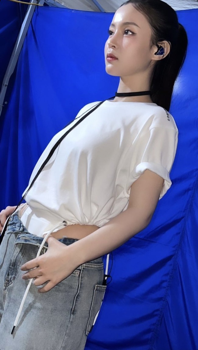 Untuk menonjolkan aksen underwear pada bajunya, Lee Hi sengaja melipat bagian pinggir denimnya menjadi low rise pants. Foto: dok. Instagram @leehi_hi