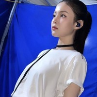 Untuk menonjolkan aksen underwear pada bajunya, Lee Hi sengaja melipat bagian pinggir denimnya menjadi low rise pants. Foto: dok. Instagram @leehi_hi