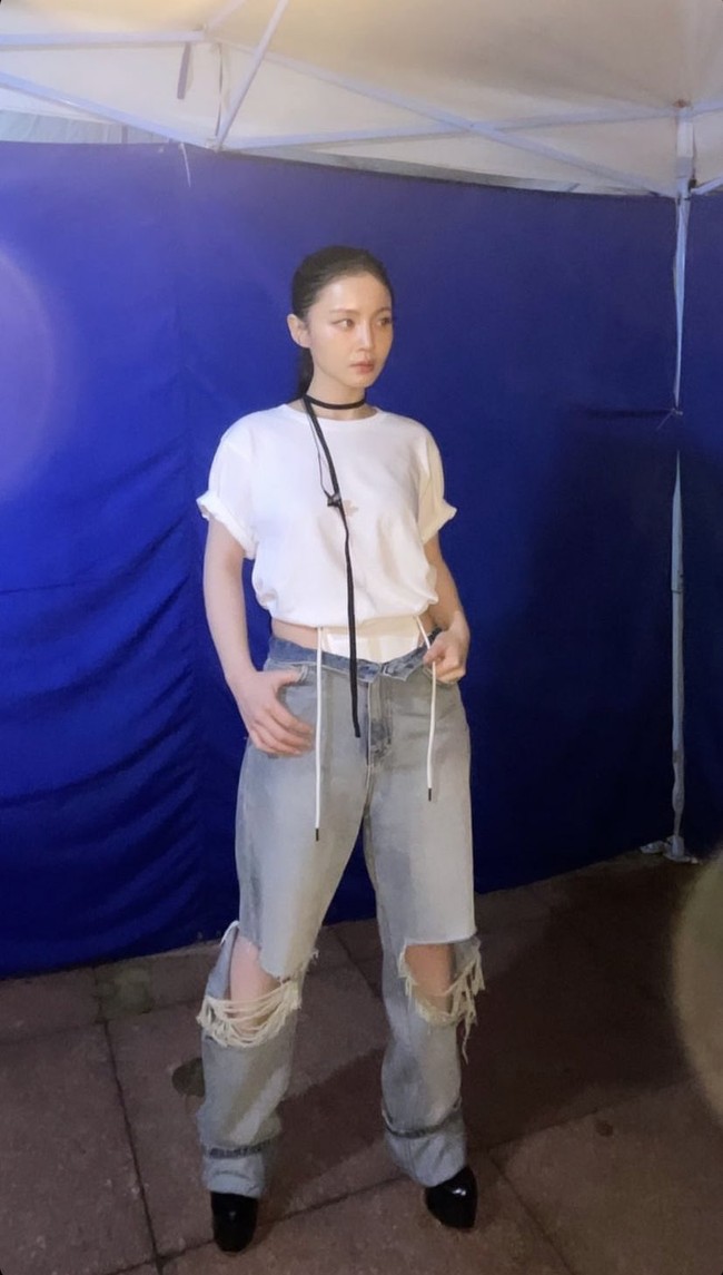 Gaya pelantun ‘ONLY’ itu sontak menuai perdebatan netizen Korea di forum online. Foto: dok. Instagram @leehi_hi