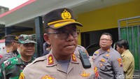 Plt Kapolresta Magelang AKBP Mochammad Sajarod Zakun langsung mendatangi lokasi pembunuhan 3 orang sekeluarga di Martoyudan, Magelang, Senin (28/11/2022). Foto: Eko Susanto/detikJateng