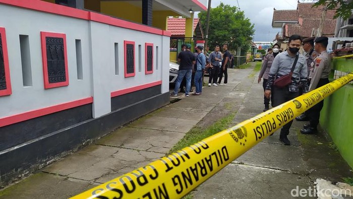 Lokasi penemuan tiga mayat sekeluarga di Dusun Prajenan, Desa Mertoyudan, Kecamatan Mertoyudan, Kabupaten Magelang, Senin (28/11/2022).