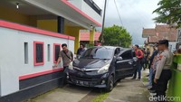 Polisi telah mengamankan satu orang yang diduga membunuh ketiga korban. Saat ini polisi tengah melakukan pemeriksaan secara intensif. (Foto: Eko Susanto/detikJateng)