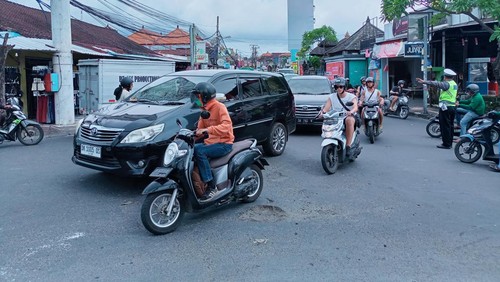 Kendaraan yang melintas di simpang Tibubeneng-Dalung. Kendaraan dari arah Kerobokan menuju Tanah Lot terpantau padat, Senin (28/11/2022).