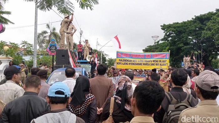 Masa demo di depan kantor Bupati Purworejo tuntut RTLH cair, Senin (28/11/2022)