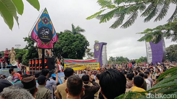 Masa demo di depan kantor Bupati Purworejo tuntut RTLH cair, Senin (28/11/2022)