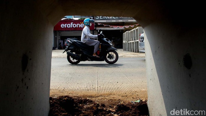 Material Galian Berserakan di Cirendeu Proyek saluran air tengah dikerjakan di Jalan Raya Cirendeu, Kota Tangerang Selatan. Namun, material gorong-gorong berserakan di trotoar jalan.