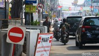 Papan pemberitahuan proyek juga terpasang. 