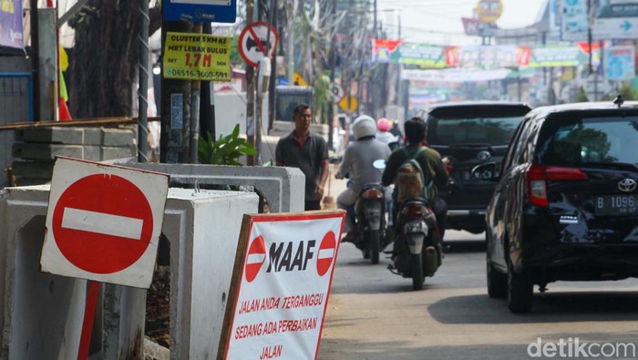 Proyek saluran air tengah dikerjakan di Jalan Raya Cirendeu, Kota Tangerang Selatan. Namun, material gorong-gorong berserakan di trotoar jalan.