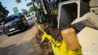 Material gorong-gorong seperti U Ditch dan cover U Ditch tampak berserakan di trotoar Jl Raya Cirendeu, Tangerang Selatan, Banten, Senin (28/11/2022).