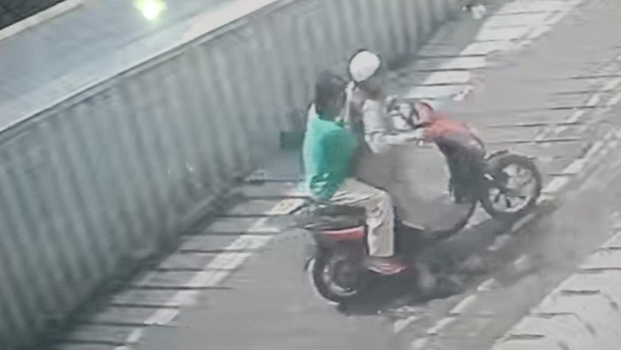 Gambar CCTV yang merekam R membawa Fitri menggunakan sepeda motor sebelum akhirnya Fitri ditemukan tewas di pinggir Sungai Amplas, Kecamatan Medan Amplas. (Istimewa).