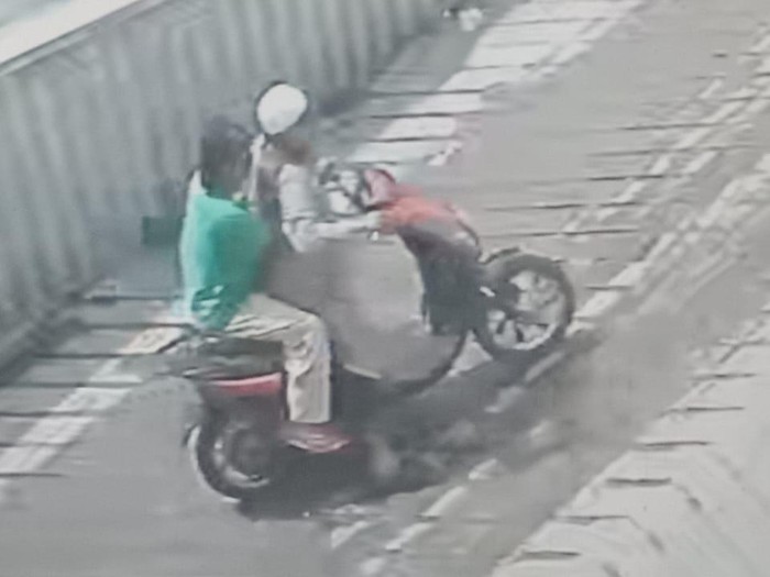 Gambar CCTV yang merekam R membawa Fitri menggunakan sepeda motor sebelum akhirnya Fitri ditemukan tewas di pinggir Sungai Amplas, Kecamatan Medan Amplas. (Istimewa).