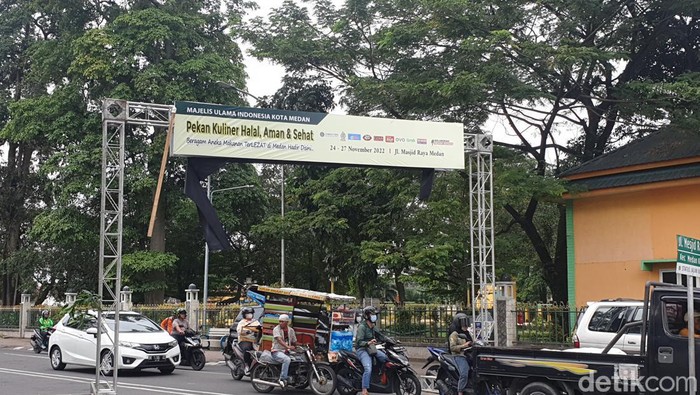 Kerangka besi acara Pekan Kuliner Halal, Aman, dan Sehat (KHAS) di tengah Jalan Masjid Raya, Kota Medan, Senin (28/11/2022) belum dibongkar dan mengganggu pengguna jalan (Goklas Wisely/detikSumut).