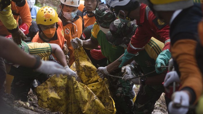 Melihat Aksi Susah Payah Tim SAR Temukan Korban Gempa Cianjur Tim SAR gabungan membawa kantong berisi jenazah korban yang tertimbun longsor akibat gempa di Kampung Cijedil, Cugenang, Kabupaten Cianjur, Jawa Barat, Minggu (27/11/2022). Tim SAR gabungan kembali menemukan tiga korban sehingga menjadi 321 korban meninggal dan 11 orang belum ditemukan. ANTARA FOTO/Wahyu Putro A/aww.