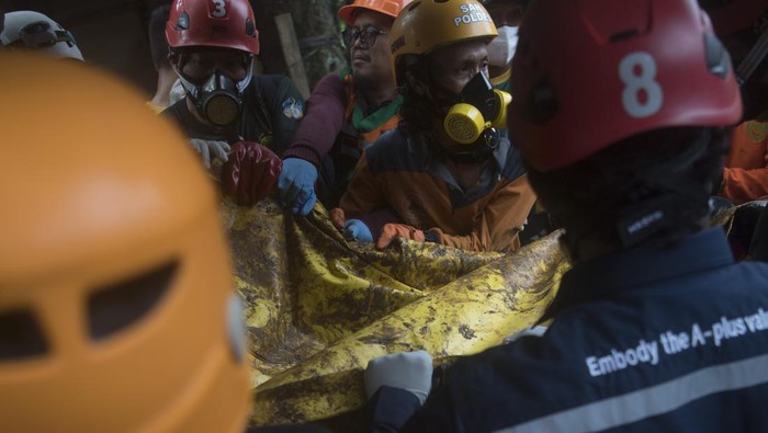 Tim SAR gabungan membawa kantong berisi jenazah korban yang tertimbun longsor akibat gempa di Kampung Cijedil, Cugenang, Kabupaten Cianjur, Jawa Barat, Minggu (27/11/2022). Tim SAR gabungan kembali menemukan tiga korban sehingga menjadi 321 korban meninggal dan 11 orang belum ditemukan. ANTARA FOTO/Wahyu Putro A/aww.