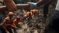 Data per Senin (28/11) yang diungkap Bupati Cianjur Herman Suherman, korban tewas imbas gempa bumi Magnitudo 5,6 di Kabupaten Cianjur, Jawa Barat, mencapai 323 jiwa. ANTARA FOTO/Wahyu Putro  