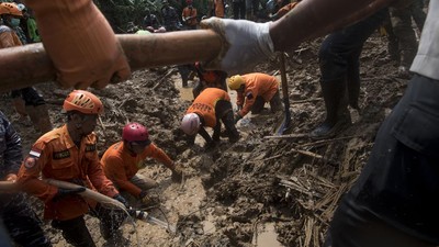 Melihat Aksi Susah Payah Tim SAR Temukan Korban Gempa Cianjur