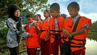 Siswa SD mengenakan pelampung saat hendak naik boat di kawasan sawit menuju SD. Upaya sinergis dari para pemangku kepentingan, khususnya dalam melibatkan masyarakat dan seluruh stakeholder termasuk dunia pendidikan agar secara aktif  turut serta dalam mencegah dan menanggulangi karhutla di lingkungan sekitarnya.