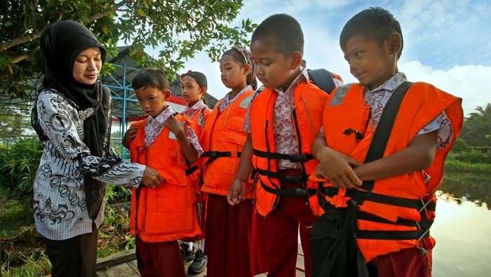 Setiap musim kemarau, kabut asap selalu jadi momok menakutkan bagi masyarakat Sumatera, tak terkecuali di Riau. Masyarakat disekitar kawasan Hutan Sawit ini juga turut berjibaku mencegah agar tak ada lagi kabut asap.
