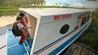 Para siswa SD berangkat ke sekolah menggunakan boat. Keterlibatan masyarakat ini dilakukan secara total mulai dari Dinas Pendidikan, Dinas Lingkungan Hidup, Badan Penanggulangan Bencana Daerah dan Indonesia Heritage Foundation (IHF). Pemilihan kawasan Teluk Bakau Estate (TBE) bukannya tanpa alasan. Sebab daerah ini pernah dikepung asap, tapi saat ini jumlah titik api menurun. 