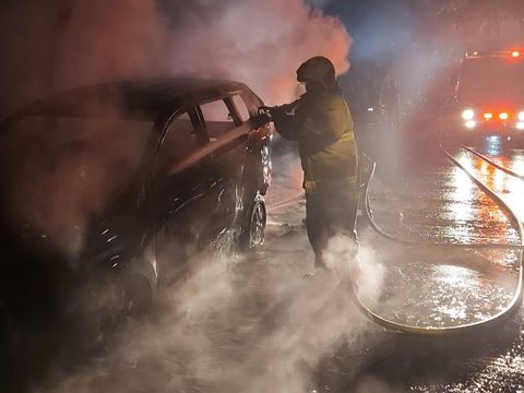 Mobil Toyota Avanza bernopol B 2643 TZH hangus terbakar di Jalan Duri Kepa, Kebon Jeruk, Jakarta Barat. Kebakaran diduga terjadi karena korsleting listrik.