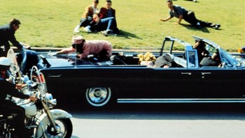 Penembakan John F Kennedy: Lee Harvey Oswald ditangkap 22 November 1963 karena membunuh Presiden John F Kennedy. Dua hari kemudian, Oswald ditembak Jack Ruby, pemilik klub malam Texas. Rangkaian peristiwa ini mengundang teori konspirasi. Awal 1960-an, lebih dari 50% masyarakat Amerika tak percaya Oswald bertindak sendirian. Ada beberapa teori konspirasi, salah satu yang populer adalah CIA membunuh JFK sebagai pembalasan atas kegagalan invasi Teluk Babi untuk menggulingkan pemimpin Kuba Fidel Castro. Foto: Unwired