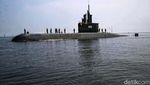 Momen KRI Alugoro-405 Buatan PT PAL Melintasi Teluk Jakarta