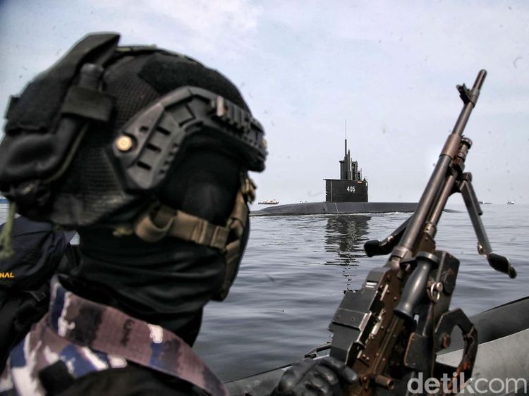 Momen KRI Alugoro-405 Buatan PT PAL Melintasi Teluk Jakarta