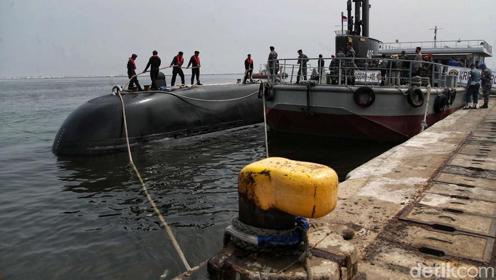 Momen KRI Alugoro-405 Buatan PT PAL Melintasi Teluk Jakarta Kapal Selam Alugoro-405 merupakan karya PT. PAL. Kapal Selam Alugoro-405 terlihat melintas di perairan Jakarta.