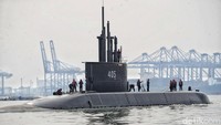 Kapal Selam Alugoro-405 melintas di perairan Teluk Jakarta, Tanjung Priok, Jakarta Utara, Senin (28/11/2022).
