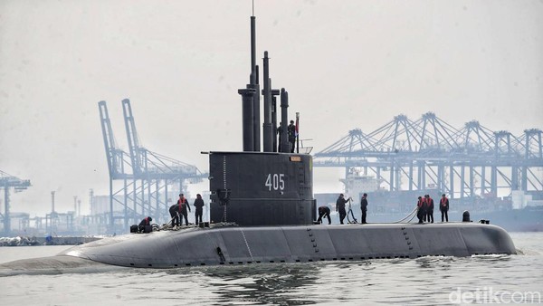 Momen KRI Alugoro-405 Buatan PT PAL Melintasi Teluk Jakarta