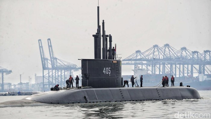 Momen KRI Alugoro-405 Buatan PT PAL Melintasi Teluk Jakarta Kapal Selam Alugoro-405 merupakan karya PT. PAL. Kapal Selam Alugoro-405 terlihat melintas di perairan Jakarta.