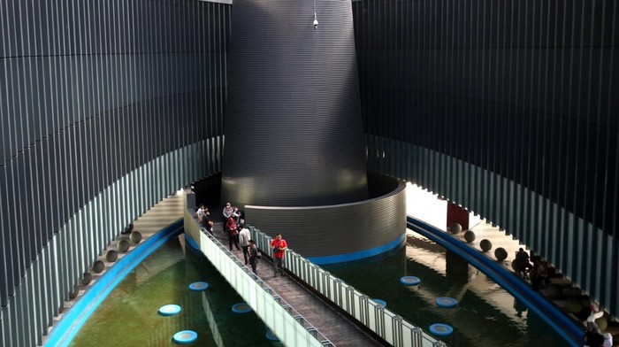 Wisatawan mengunjungi destinasi wisata bencana museum tsunami Aceh di Banda Aceh, Aceh, Minggu (27/11/2022). Museum Tsunami Aceh karya arsitek Indonesia Ridwan Kamil merupakan sebuah struktur bangunan empat lantai dengan luas 2.500 meter persegi yang dibangun untuk mengenang para korban bencana tsunami 26 Desember 2004 serta sebagai pusat edukasi dan evakuasi jika terjadi bencana. ANTARA FOTO / Irwansyah Putra/aww.