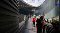 Wisatawan mengunjungi destinasi wisata bencana museum tsunami Aceh di Banda Aceh, Aceh. Museum Tsunami Aceh karya arsitek Indonesia Ridwan Kamil merupakan sebuah struktur bangunan empat lantai dengan luas 2.500 meter persegi.