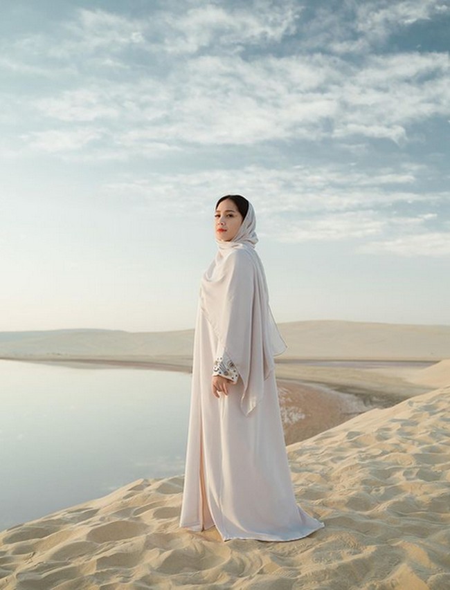Inilah potret cantik dan bersahaja Nagita Slavina dengan kaftan warna pale pink. Dia pun tampil menggunakan kerudung warna senada. Foto: dok. Instagram/@raffinagita1717