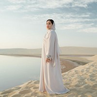 Inilah potret cantik dan bersahaja Nagita Slavina dengan kaftan warna pale pink. Dia pun tampil menggunakan kerudung warna senada. Foto: dok. Instagram/@raffinagita1717