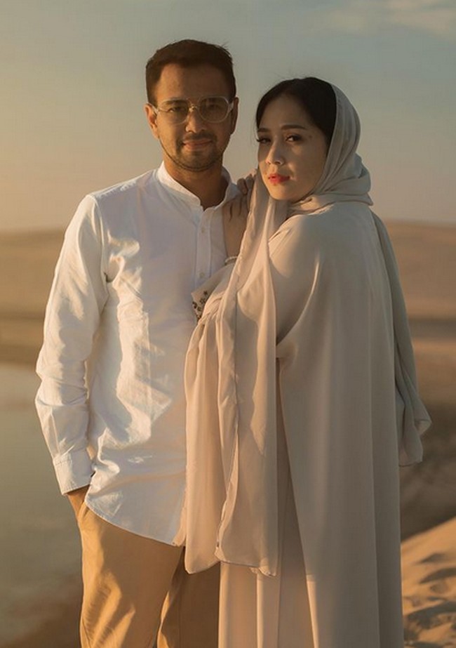 Sebelum melakukan pemotretan, pasangan artis dan keluarga tersebut sempat melakukan off road di gurun pasir. Foto: dok. Instagram/@raffinagita1717