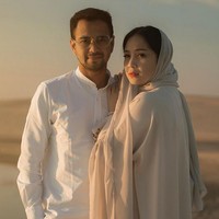 Sebelum melakukan pemotretan, pasangan artis dan keluarga tersebut sempat melakukan off road di gurun pasir. Foto: dok. Instagram/@raffinagita1717