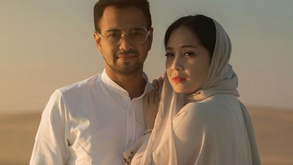 7 Foto Nagita Slavina di Gurun Pasir, Tampil Muslimah dengan Kaftan & Kerudung