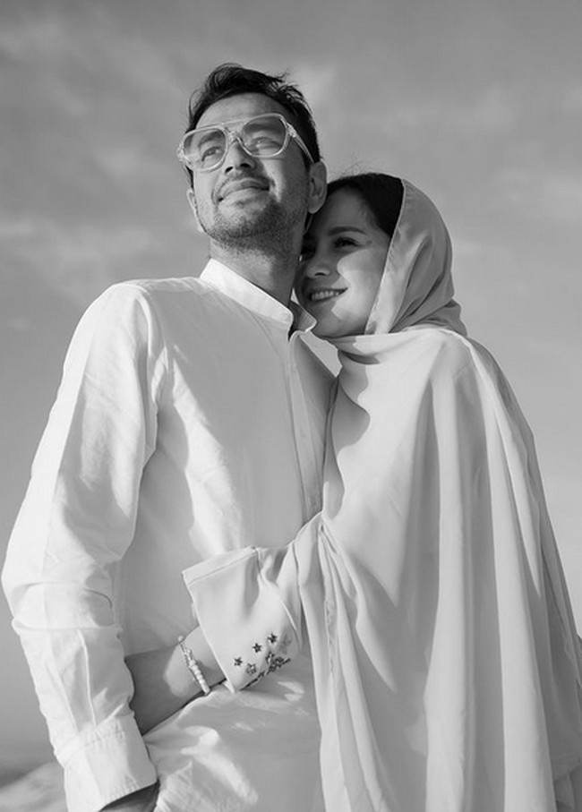 Inilah momen mesra Raffi Ahmad dan Nagita Slavina yang tertangkap kamera. Foto: dok. Instagram/@raffinagita1717